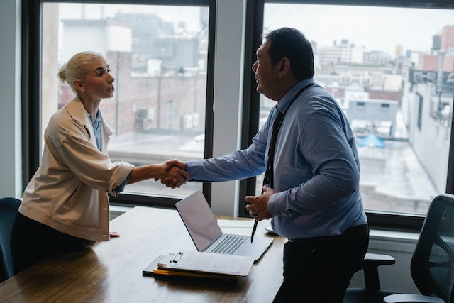home buyer closing a deal with a Tennessee mortgage broker